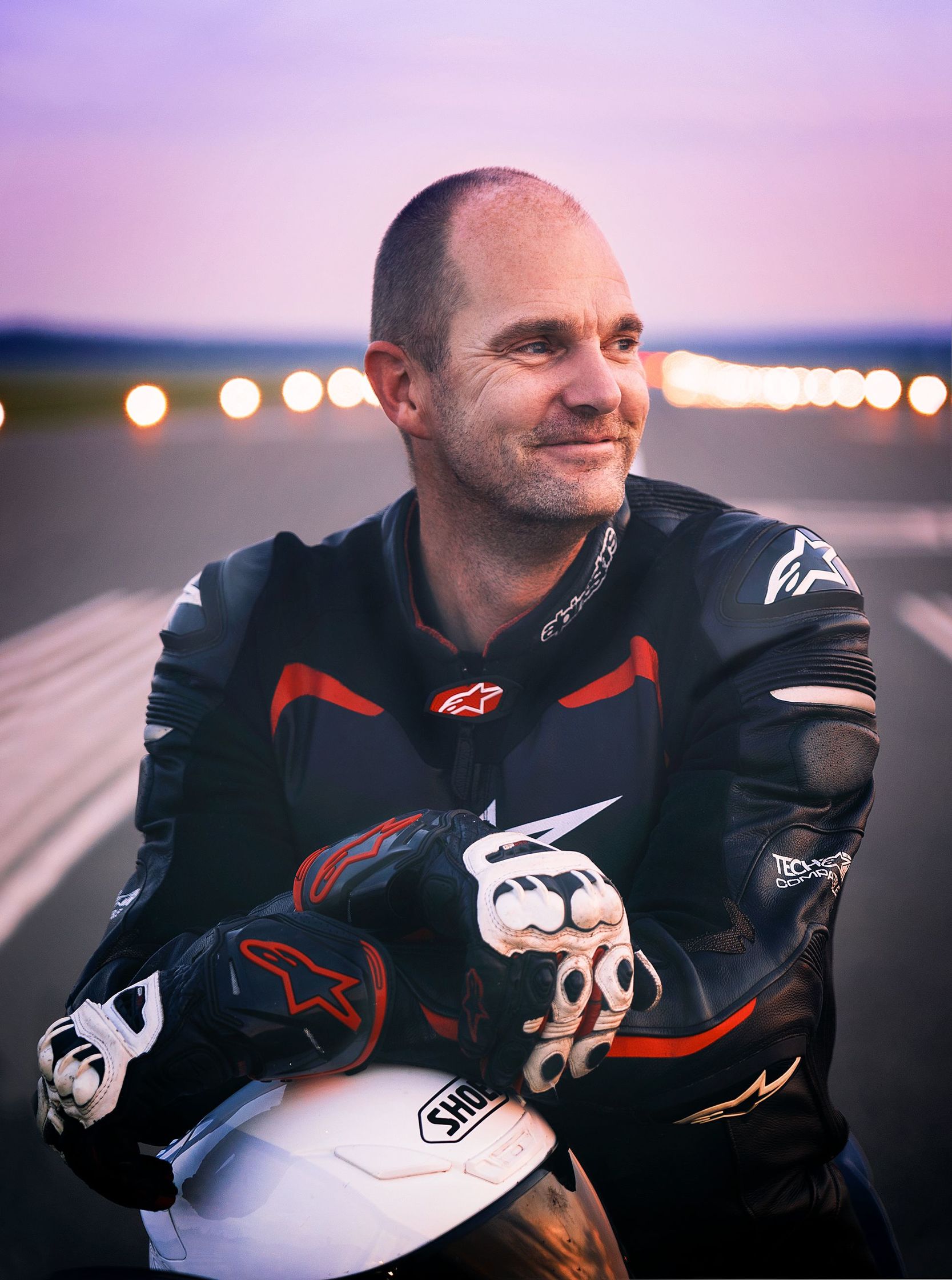 Porträtt på Jonas Möllebro på roadracing-motorcykel.