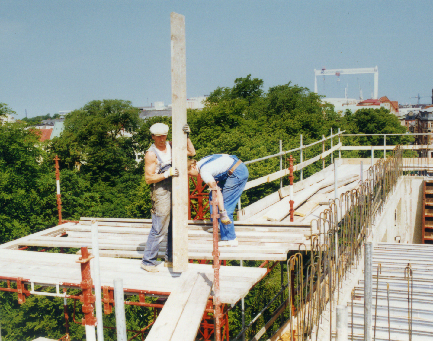 Bild från slutet av 1980-talet på två ställningsmontörer utan dagens säkerhetstänk. Bild från slutet av 1980-talet på två ställningsmontörer utan dagens säkerhetstänk.