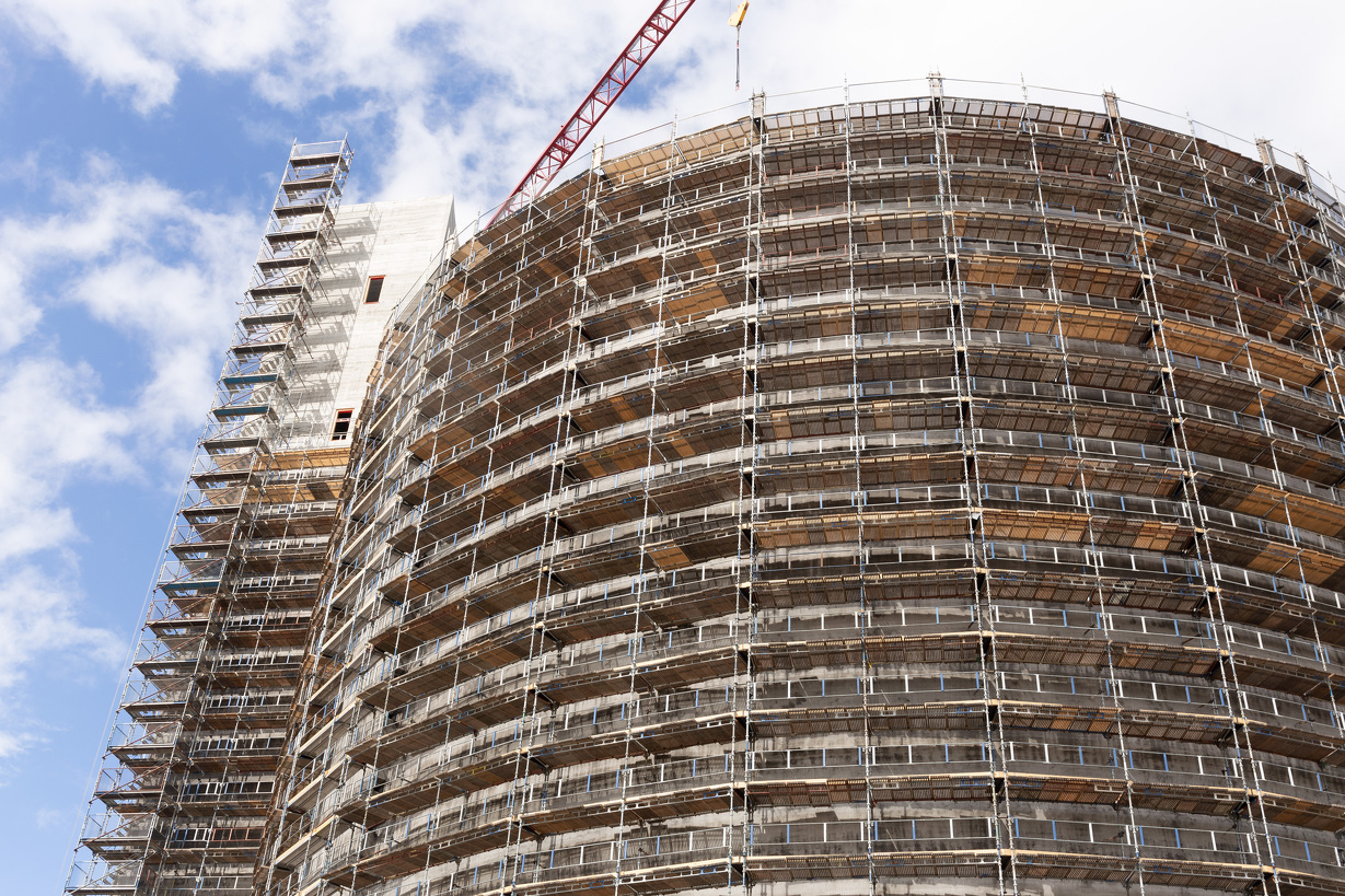 Ställning runt silo.